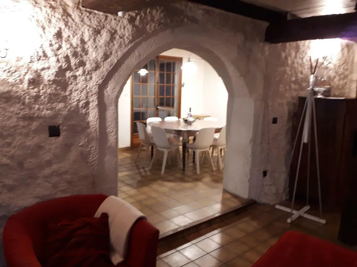 Gite Entre Vignes Et Montagne Lhuis 0*,  France