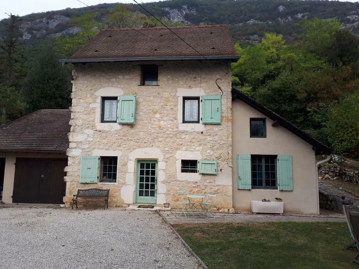 Holiday home Gite Entre Vignes Et Montagne Lhuis